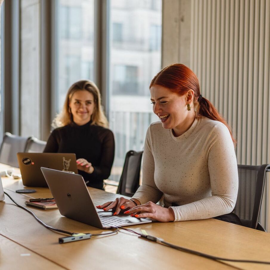 Zwei Frauen bei einem Website-Audit