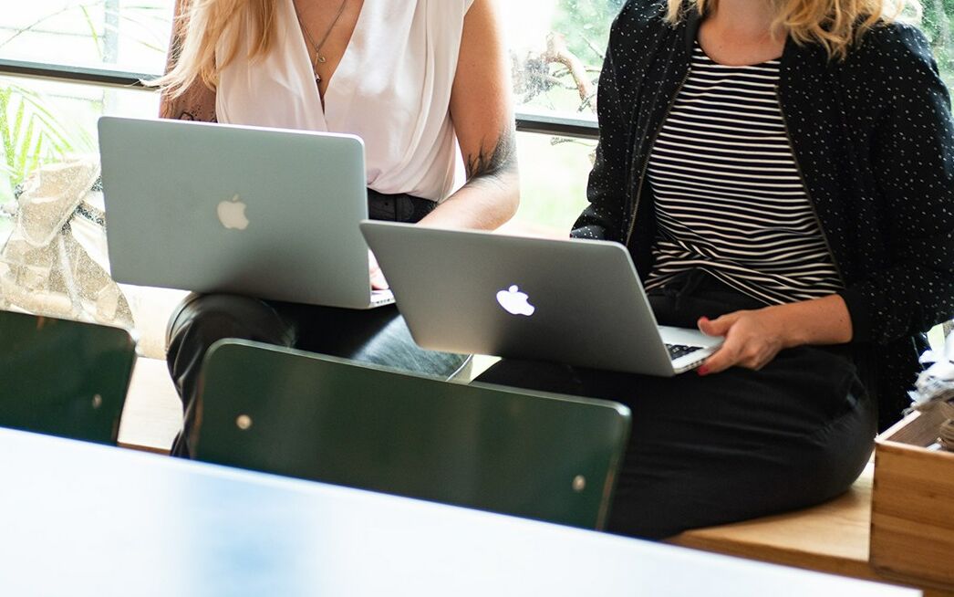 Zwei Frauen während einer Besprechung am Arbeitsplatz.