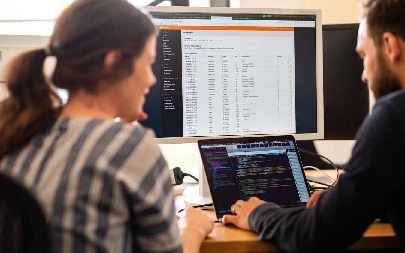 Arbeitssituation zwischen zwei Entwicker:innen während der Nutzung von Contao in der VALID Digitalagentur.