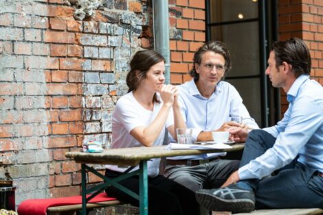 Besprechung, Meeting, Gespräch, Arbeitssituation, Arbeitsplatz, VALID Digitalagentur