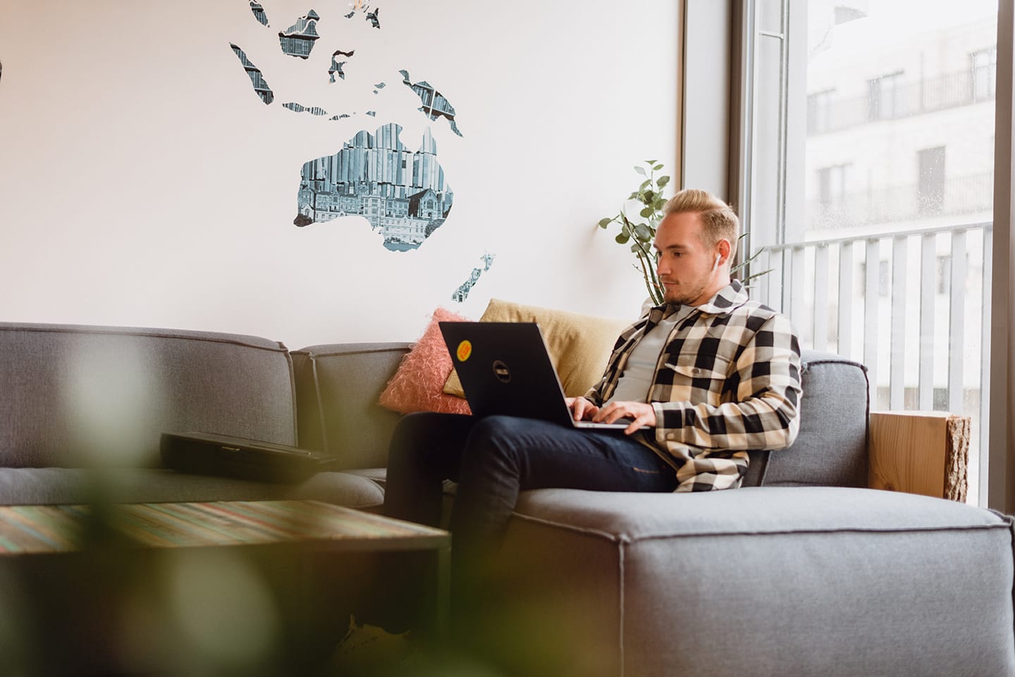 Mitarbeiter von VALID vor einem Laptop