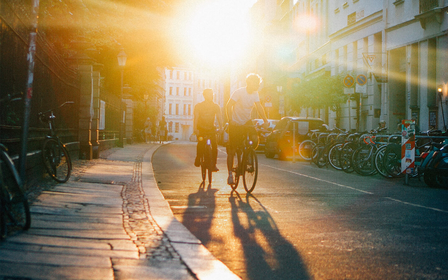 Zwei Männer fahren Fahrrad.