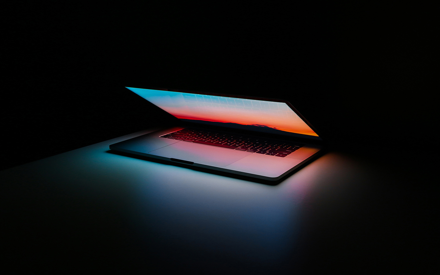 Laptop halb aufgeklappt.