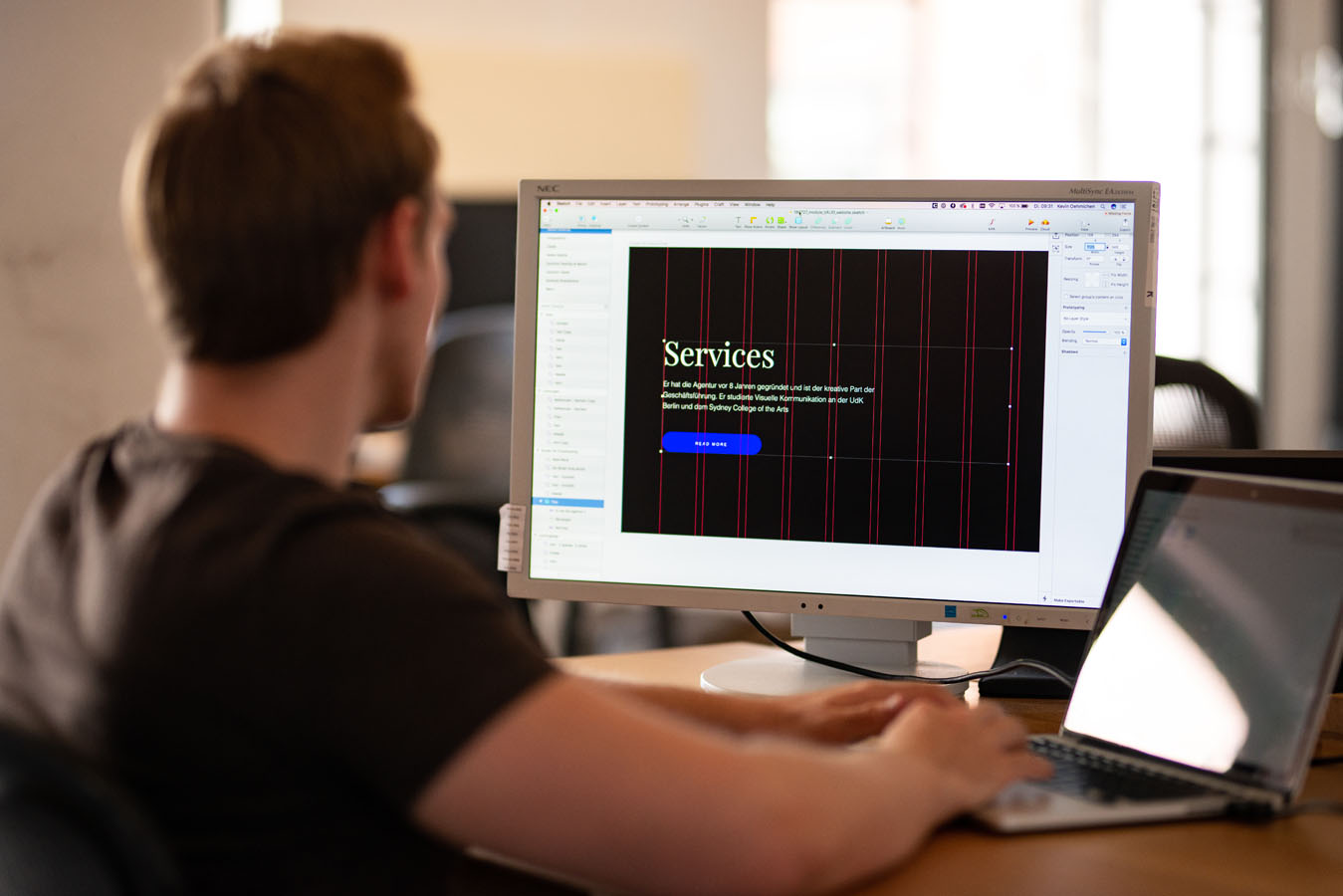 Designarbeit am Arbeitsplatz in der VALID Digitalagentur.