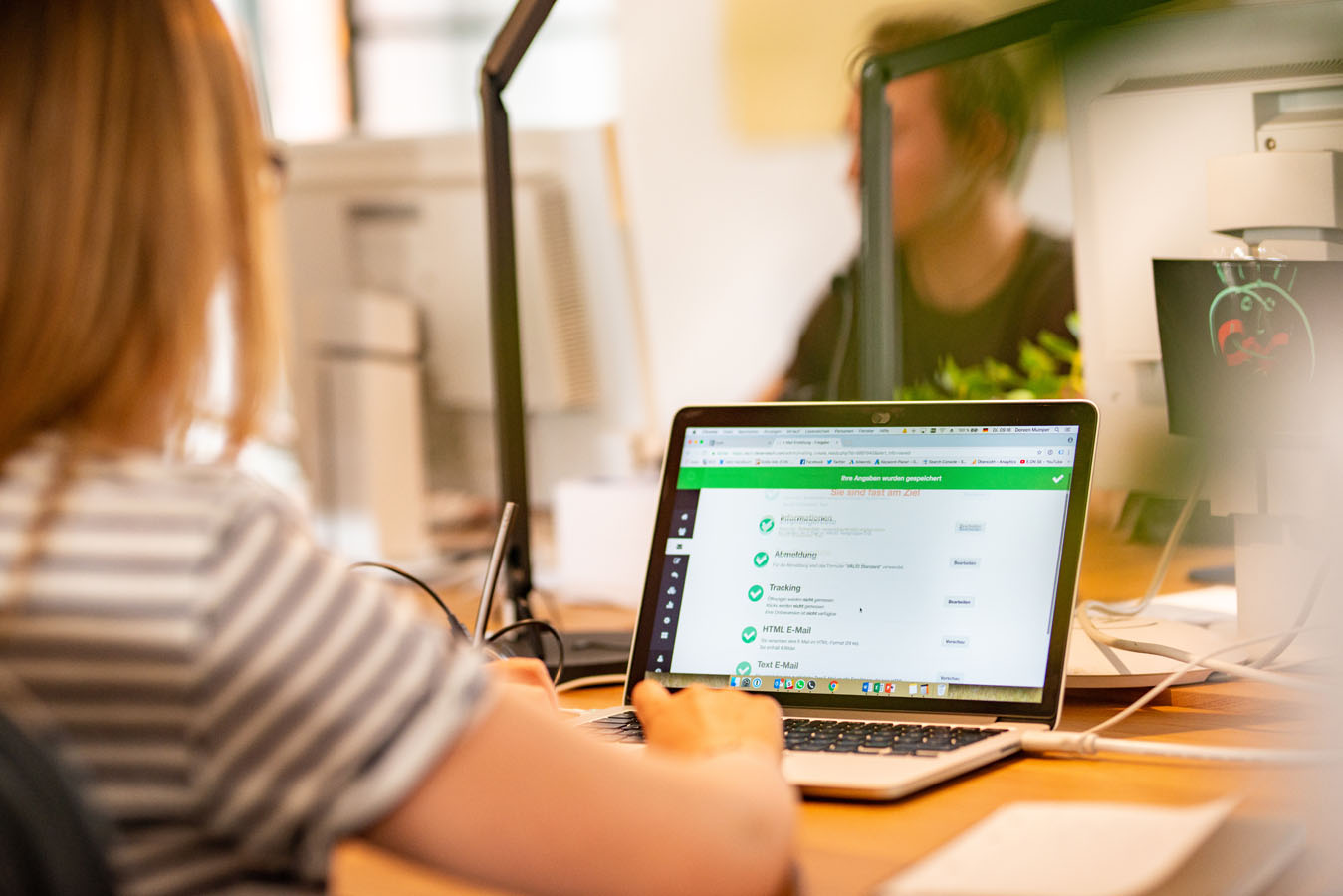 Frau sitzt vor Laptop