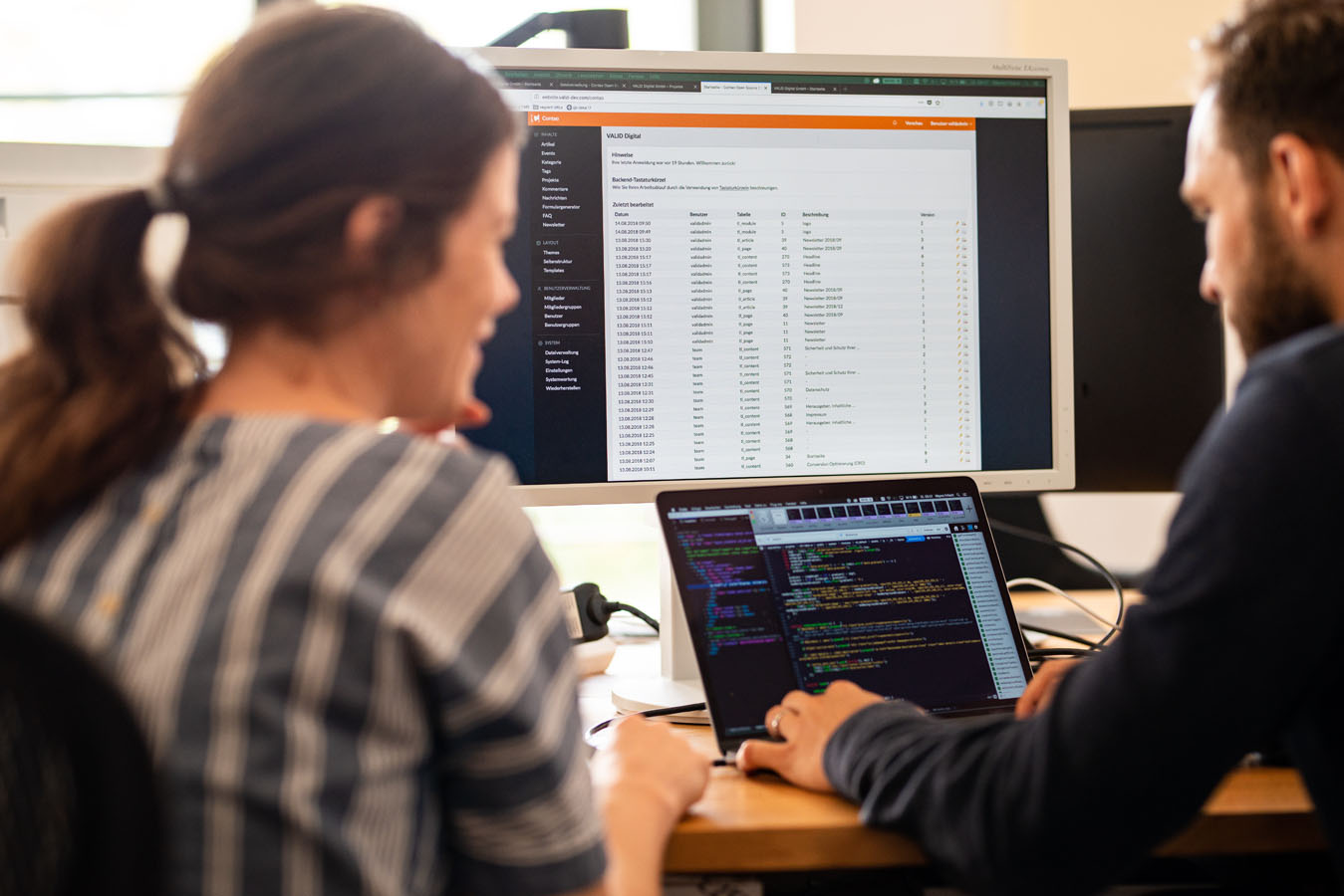 Arbeitssituation zwischen zwei Entwicker:innen während der Nutzung von Contao in der VALID Digitalagentur.