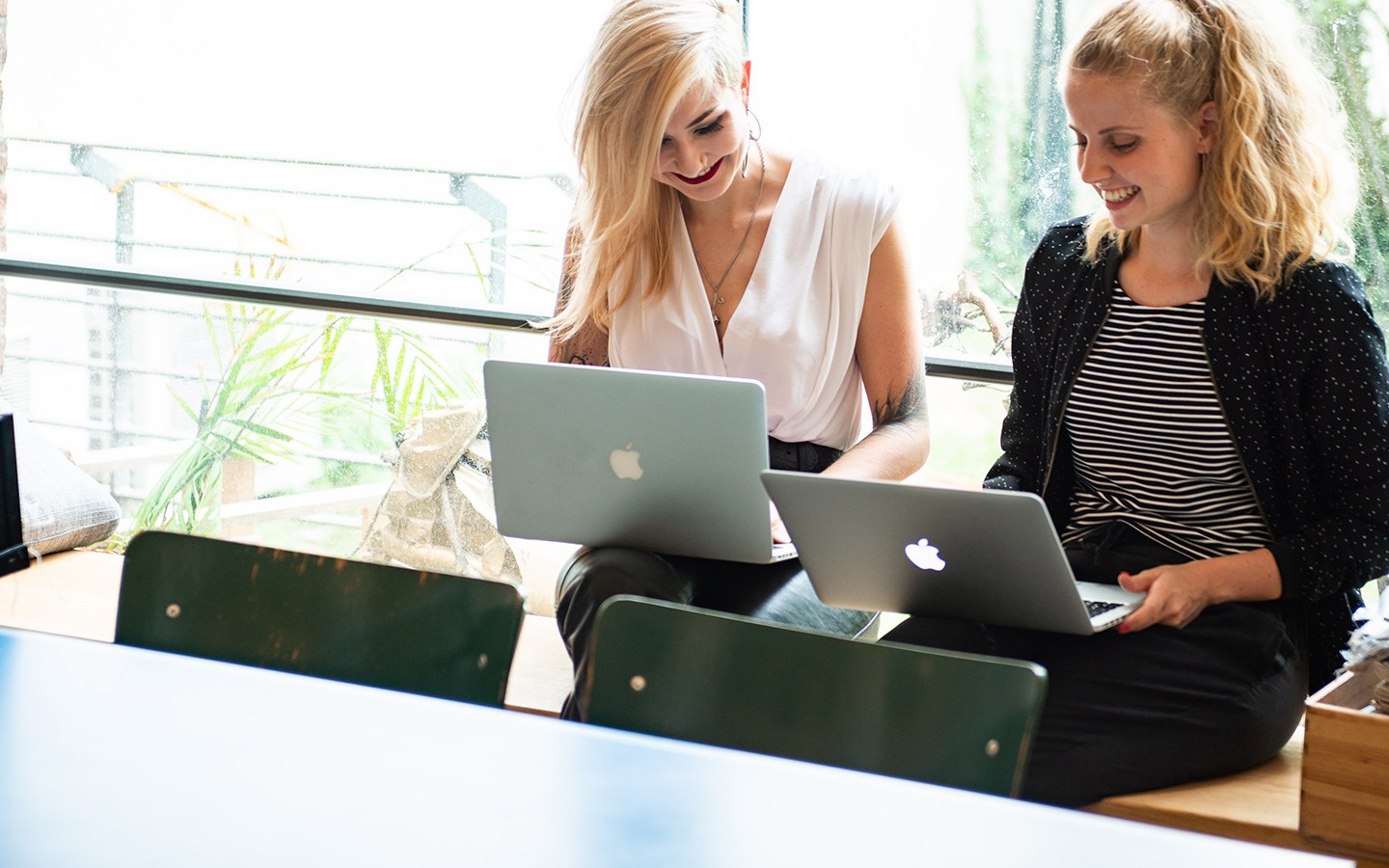 Zwei Frauen während einer Besprechung am Arbeitsplatz.